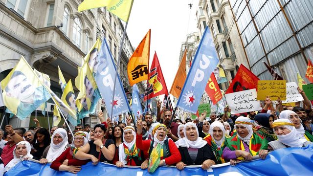 Manifestation de Kurdes à Istanbul, protestant contre le sort des leurs en Syrie et en Irak. [EPA/Sedat Suna - Keystone]