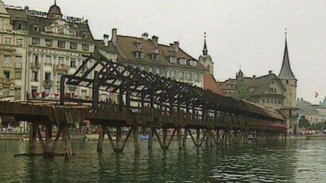 Incendie du pont de Lucerne en 1993. [RTS]