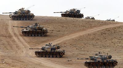 Les tanks turcs déployés à la frantière avec la Syrie dans le district de Suruc. [Keystone]
