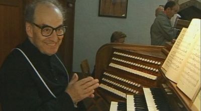 Le chanoine Athanasiades, organiste de l'abbaye de St-Maurice en 2001. [RTS]