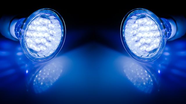 Ces ampoules basse consommation diffusent une lumière bleue qui n’est pas sans risque pour notre rétine. [© Pupkis - Fotolia]