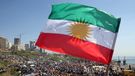 Le drapeau officiel du Kurdistan. [AP Photo/Hussein Malla - Keystone]