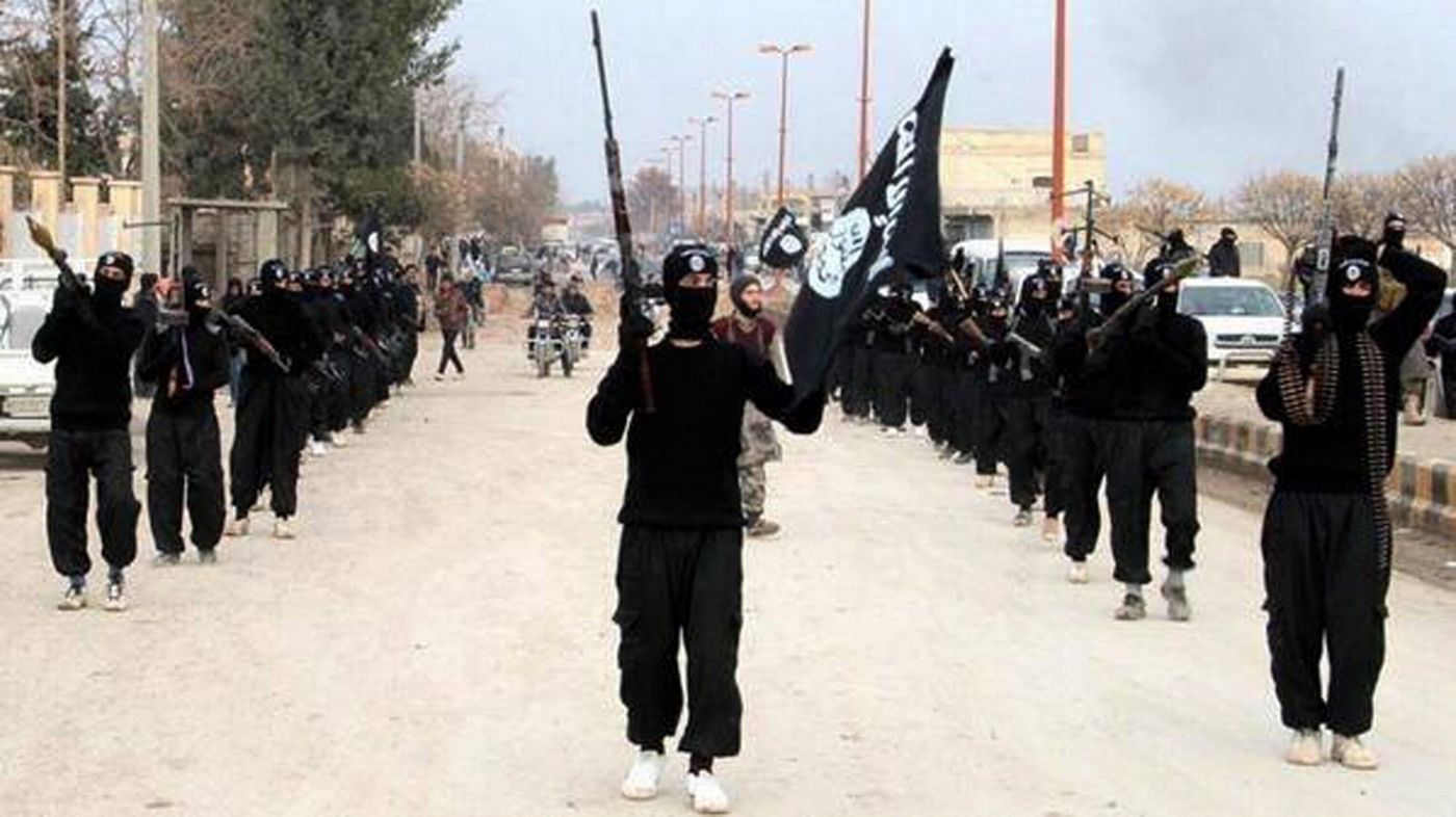 Cette image capturée sur un site internet de militants, montre des combattants de l'EIIL défilant dans leur quartier général de Raqqa, en Syrie.