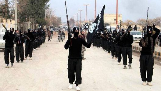 Une image non datée capturée sur un site internet de militants, montre des combattants de l'EI défilant dans à Raqqa, en Syrie. [AP Photo/site militant/Keystone]