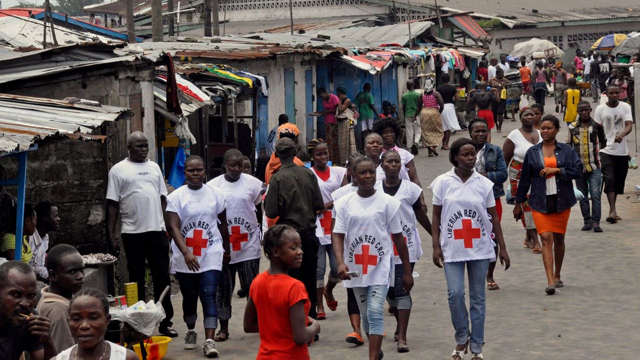 Des membres de la Croix rouge au Liberia, région fortement touchée par le virus Ebola. [Abbas Dulleh - AP Photo - Keystone]