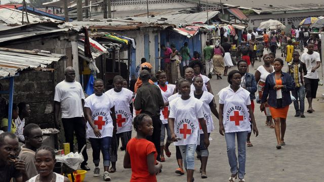 Des membres de la Croix rouge au Liberia, région fortement touchée par le virus Ebola. [Abbas Dulleh - AP Photo - Keystone]