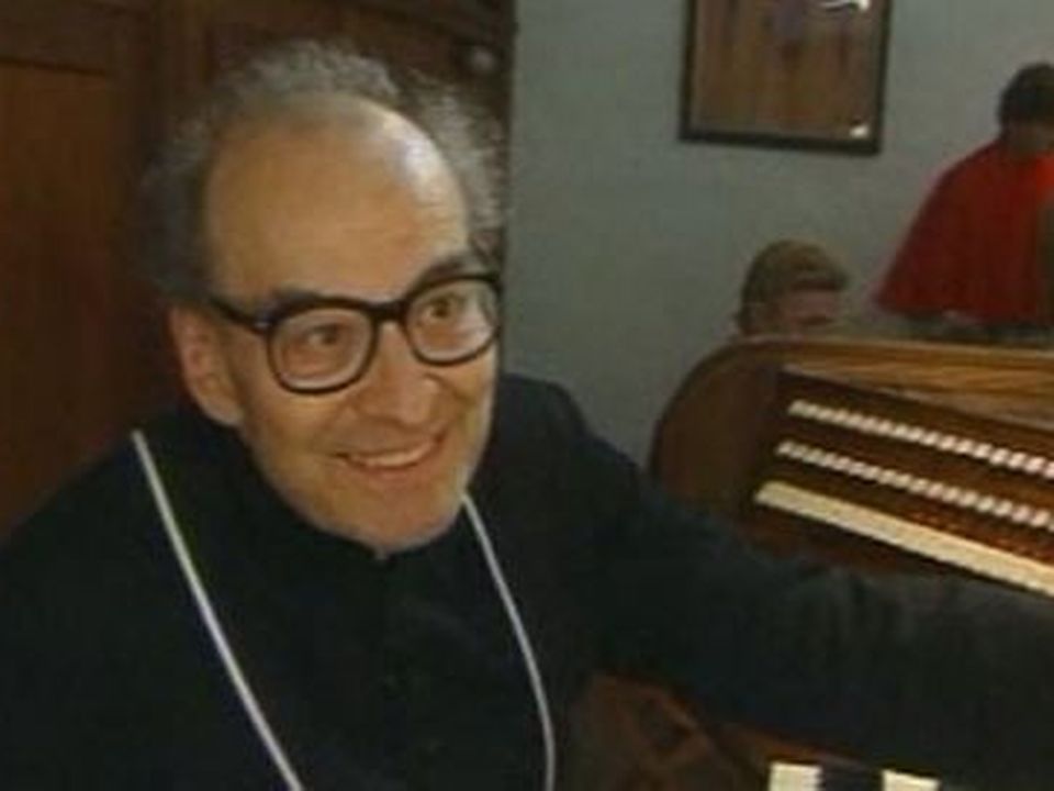 Le chanoine Georges Athanasiadès à l'orgue de Saint-Maurice en 2000 [RTS]