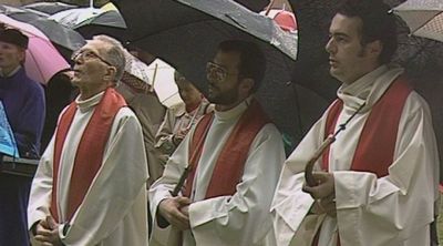 Messe en plein air et sous la pluie à St-Maurice. [RTS]