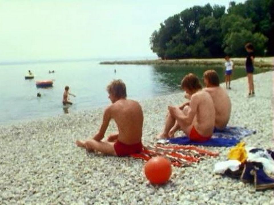 A Neuchâtel, les plages sont enfin propices à la baignade. [RTS]
