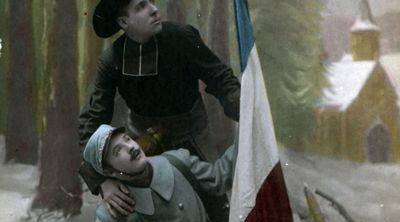 Carte patriotique montrant dans un village des Vosges un curé reconfortant un soldat fran4ais en disant "La foi dirigera nos coups", 1916. [Lux-in-Fine / Leemage / AFP]