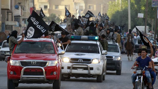 Des combattants du groupe Etat Islamique lors d'une parade en juillet dans la province de Raqqa en Syrie. [Stringer - Reuters]