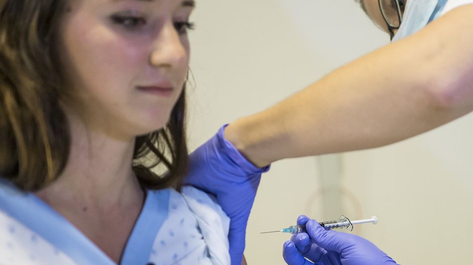 Une étudiante volontaire reçoit une dose du vaccin expérimental contre Ebola, à Lausanne le 4 novembre. [KEYSTONE/Jean-Christophe Bott - Keystone]