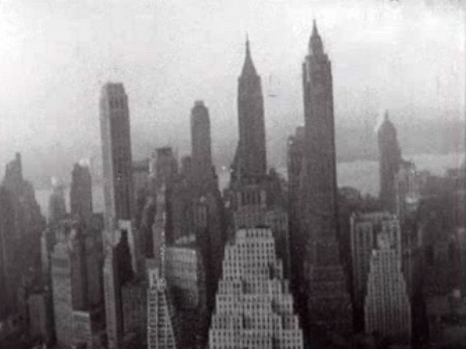 Dans les rues de New York en 1957: une ville éblouissante. [RTS]