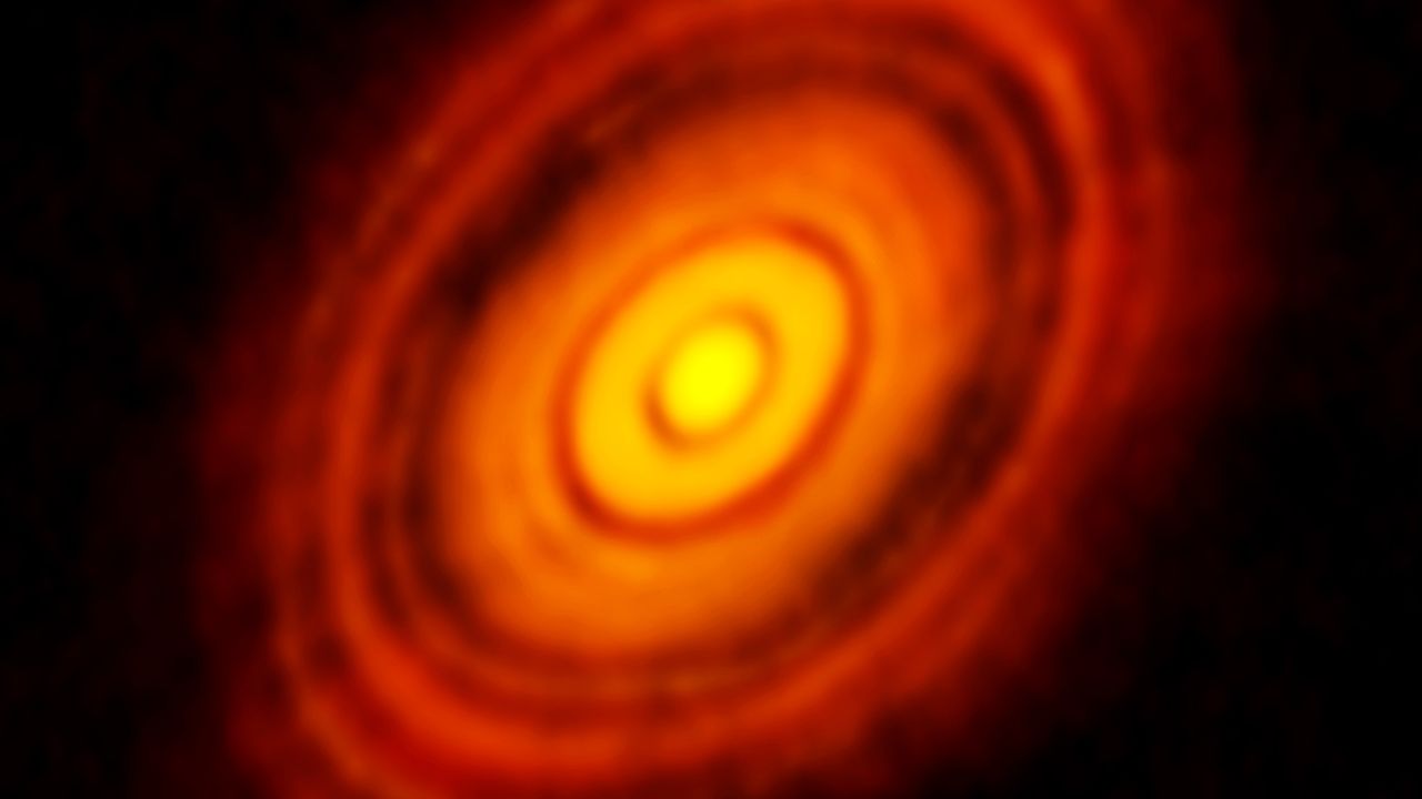Cette image du disque protoplanétaire dévoile les emplacements possibles des planètes en formation dans les zones sombres au cœur du système de l'étoile HL Tauri. [ALMA (ESO/NAOJ/NRAO)]