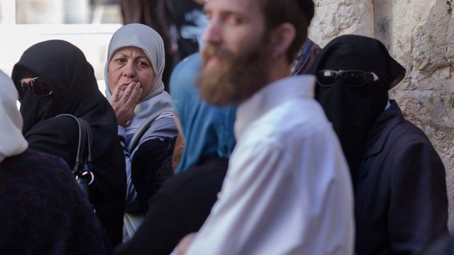 Femmes palestiennes et juif ultra-orthodoxe attendant à un check-point devant l'Esplanade des Mosquées. [Jim Hollander - Keystone]