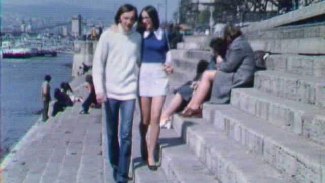 Hongrie, 1974. Jeune couple se promenant. [RTS]