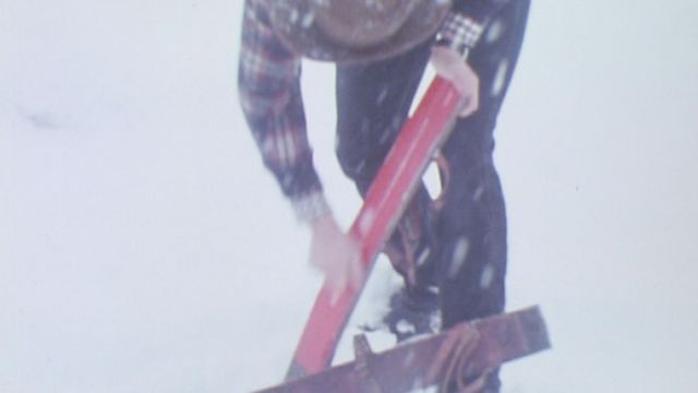 Fartage de skis en douves de tonneau en 1973. [RTS]