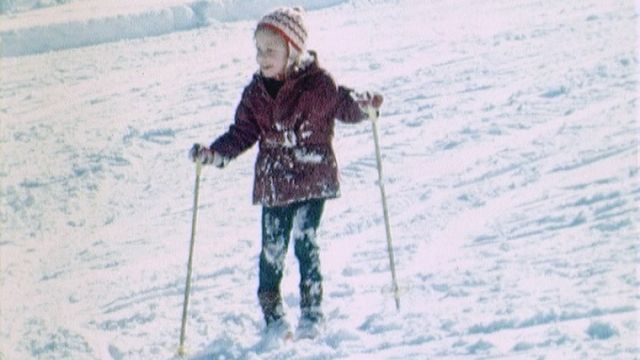 Une fillette dans la station de ski de Vuisternens en 1973. [RTS]
