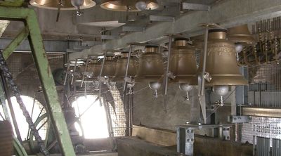 AASM   Le carillon et son mécanisme. En bas a droite, la cabine du carillonneur [Archives de Abbaye de Saint-Maurice, photo Roten.]