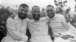 Les chanoines missionnaires Gustave Rouiller, Auguste Schyr et à droite, Paul Thurler. [Archives de l'Abbaye de Saint-Maurice]