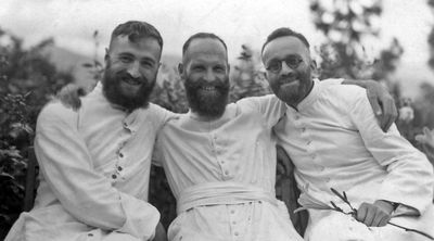 Les chanoines missionnaires Gustave Rouiller, Auguste Schyrr et à droite, Paul Thurler. [Archives de l'Abbaye de Saint-Maurice]