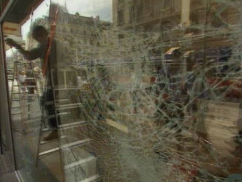 Tensions et violences lors des manifestations contre le G8 en 2003. [RTS]