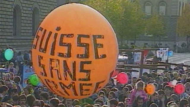 Festival pour une Suisse sans armée sur la Place Fédérale, le 21 octobre 1989. [TSR 1989]
