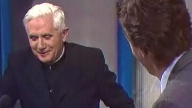 Le cardinal Joseph Ratzinger sur le plateau du TJ midi de la TSR en 1988. [RTS]