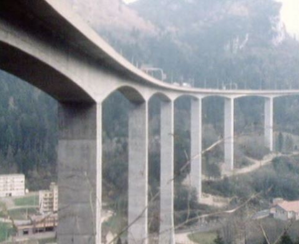 Les ponts, défis techniques inscrits dans le paysage. [RTS]