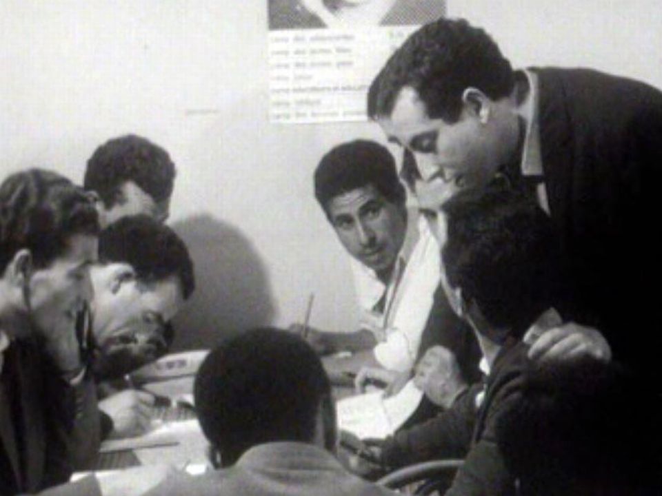 Des cours d'écriture pour les réfugiés venus d'Algérie.