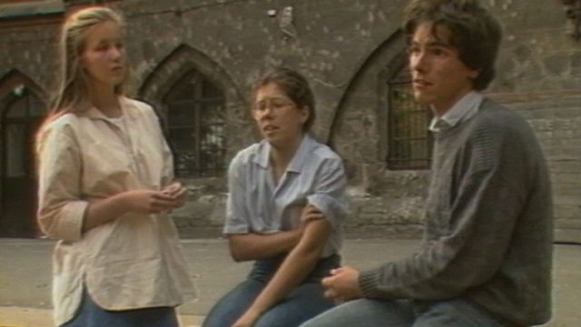 Budapest, 1986. Trois lycéens discutant devant leur école. [RTS]