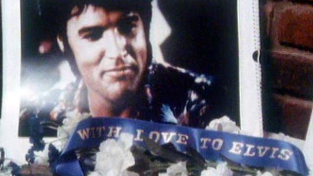 Chaque année, les fans se recueillent sur la tombe d'Elvis. [RTS]