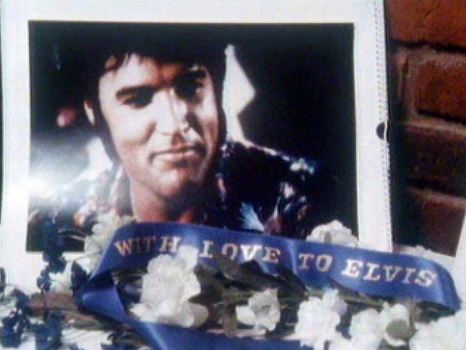 Chaque année, les fans se recueillent sur la tombe d'Elvis. [RTS]