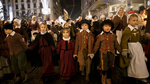 Des jeunes membres de la Compagnie 1602 qui ont défilé dimanche dans les rues de Genève pour l'Escalade. [EPA/SALVATORE DI NOLFI - Keystone]