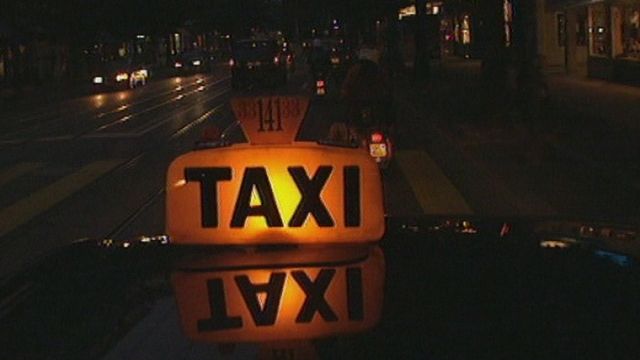 Borne de taxi illuminée. [RTS]
