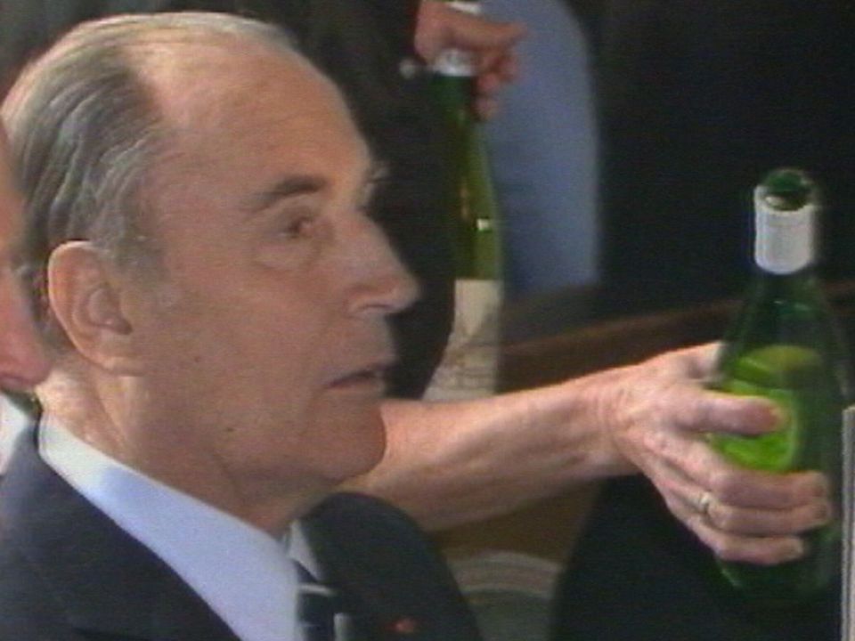 François Mitterrand en visite à Neuchâtel en 1984. [RTS]