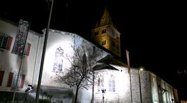 L'Abbaye de Saint-Maurice éclairée par la RTS pour la Messe de minuit. [Jérôme Genet - RTS]