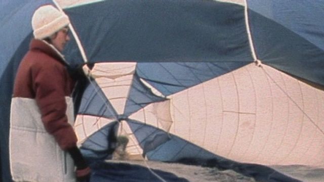 Préparatifs d'une montgolfière à Château-d'Oex en 1983. [RTS]