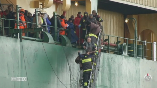 Italie: environ 80 personnes restent prisonnières d'un ferry en feu en mer Adriatique [RTS]