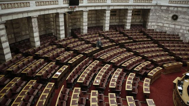 La salle du Parlement grec, vide après le vote des députés. [Yannis Kolesidis - EPA/Keystone]