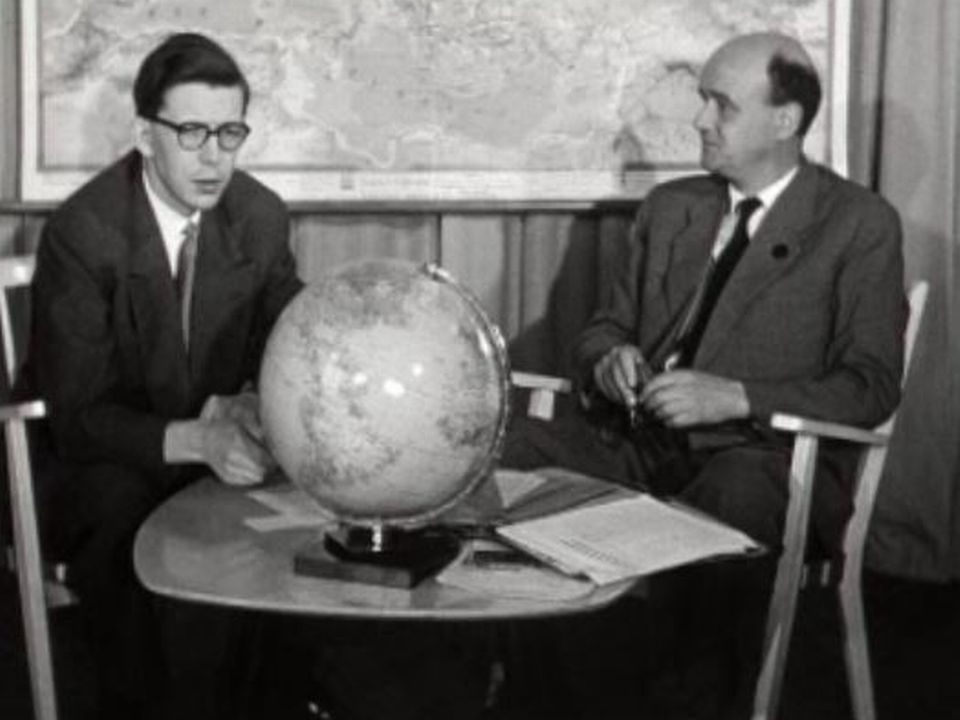René Schenker et un spécialiste des PTT en 1956. [RTS]