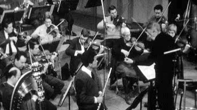 Desarzens dirige un concerto pour flûte et harpe de Mozart avec l'OCL.