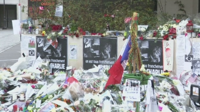 La foule rend hommage aux morts de Charlie Hebdo [RTS]
