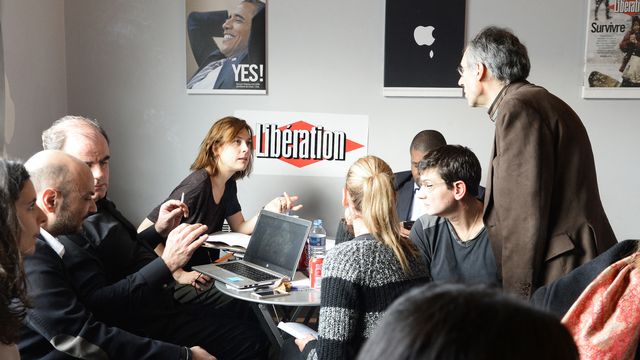La rédaction de Charlie Hebdo, hébergée par Libération, se remet au travail le vendredi 9 janvier 2015 pour sortir le numéro de mercredi qui sera imprimé à 3 millions d'exemplaires. [P PHOTO / BERTRAND GUAY]