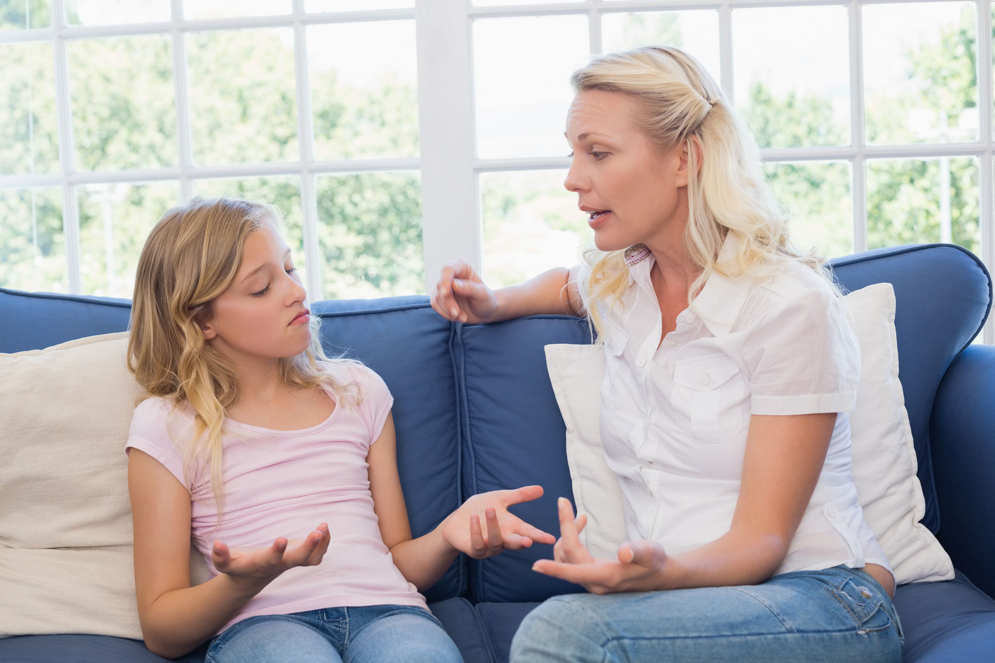 Мама учит дочь заниматься. Разговор мамы с дочкой. Подросток беседует с родителями. Мама и дочь разговаривают. Беседа родителей с подростком.