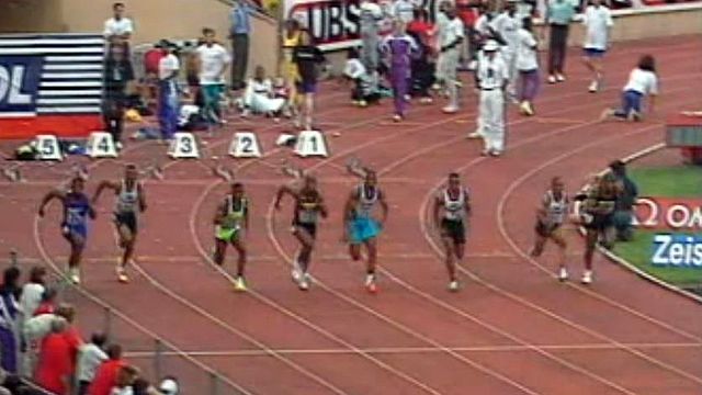 L'Américain place la barre à 9 secondes 85 à Athletissima en 1994.