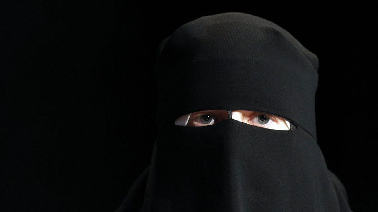 Les deux tiers des Suisses souhaitent une interdiction de la burqa dans les lieux publics. [Alessandro Della Bella - Keystone]