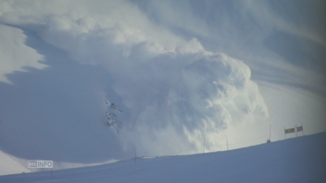 Spectaculaire déclenchement d'une avalanche à Anzère [RTS]