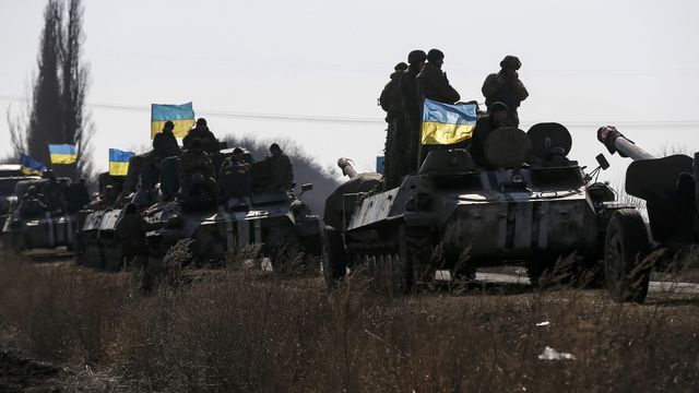 Convoi de l'armée ukrainienne se retirant de la région de Debaltseve. [Gleb Garanich - Reuters]