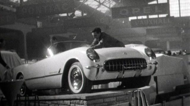 On bichonne une voiture avant l'ouverture du Salon de l'auto en 1954. [RTS]